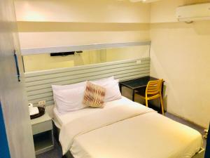 Postel nebo postele na pokoji v ubytování Hometown Hotel - Lacson Bacolod