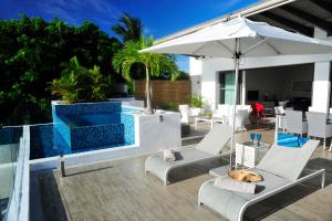 Sundlaugin á Cap Ouest Beachfront Luxury Penthouse & Apartment eða í nágrenninu