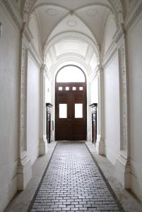 een lege hal met een deur en een tegelvloer bij Apartment Kahoun in Praag