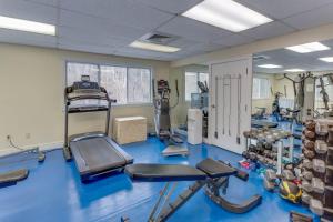un gimnasio con suelo azul y equipamiento en una habitación en Stony Court at Bryce Mountain by Capital Vacations, en Basye