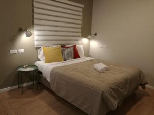 Uma cama ou camas num quarto em Tslil Suite