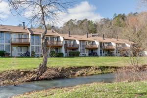 un edificio con un río delante de él en Stony Court at Bryce Mountain by Capital Vacations, en Basye