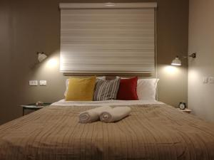Uma cama ou camas num quarto em Tslil Suite