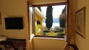 ein Fenster in einem Zimmer mit Blick auf eine Kirche in der Unterkunft Il Nido del Falco in Castel Gandolfo