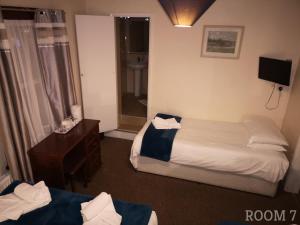 Postel nebo postele na pokoji v ubytování Westgate Hotel