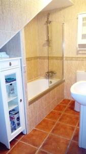 Un baño con ducha, inodoro y lavabo. en La Casa Toledana - patio y terraza con vistas, en Toledo 32 fotos más