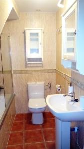 Un baño de La Casa Toledana - patio y terraza con vistas