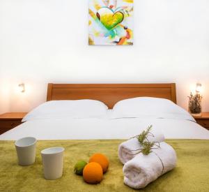 een slaapkamer met een bed met fruit op de vloer bij Apartments Velo Lago in Lastovo