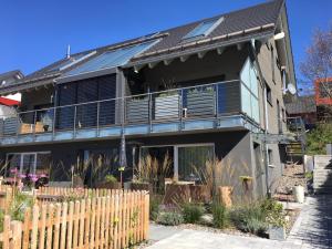 une maison avec une clôture devant elle dans l'établissement Chalet Breitnauschön, à Breitnau