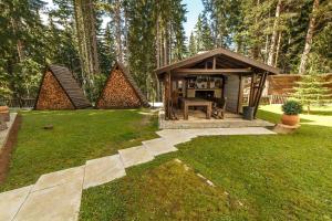 een tuinhuisje met een tafel in de tuin bij Manastira 2 apt Emo Pamporovo in Pamporovo