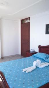 Tempat tidur dalam kamar di Apartamentos Osma