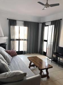 salon z kanapą i stolikiem kawowym w obiekcie Capistrano Playa 307 w mieście Nerja