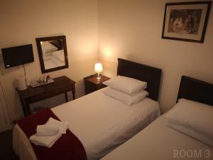 Postel nebo postele na pokoji v ubytování Westgate Hotel