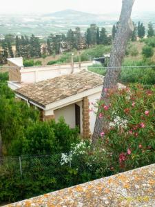 ein Haus auf einem Hügel mit Blumen in der Unterkunft Casa Francesca La Valle di Erice in Valderice