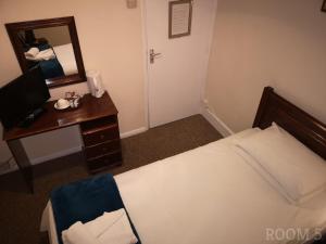 Postel nebo postele na pokoji v ubytování Westgate Hotel