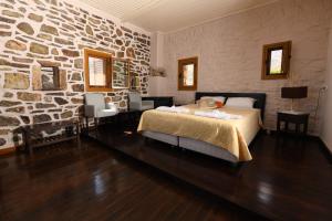 Łóżko lub łóżka w pokoju w obiekcie Castle Rizaraki