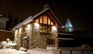 オロンにあるLa Grange d'Aur - Place d'Auronの雪面のクリスマスライトで覆われた建物 +18枚の写真