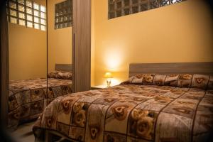 ナポリにあるCasa vacanza " Dinastia Borbone "のベッドルーム(ベッド2台、ランプ付)