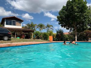 Dos personas están nadando en una piscina en El Mortiño, en San Gil