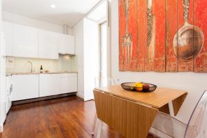リスボンにあるChão do Loureiro Apartments Baixa-Castleのキッチン(テーブル、フルーツボウル付)