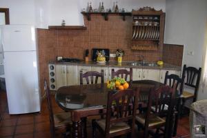 eine Küche mit einem Tisch und einer Obstschale darauf in der Unterkunft Casa Rural El Puente in Cuevas del Becerro