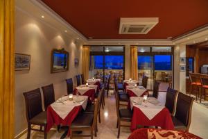 TV a/nebo společenská místnost v ubytování Corfu Secret Hotel