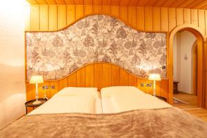 Postel nebo postele na pokoji v ubytování Das Landhaus Apartments Prägant