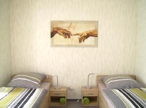 En eller flere senge i et værelse på Ferien-/ Monteurwohnung Nette