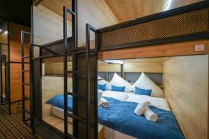 Posteľ alebo postele v izbe v ubytovaní CHORS like a hotel - Capsule & NFT Boutique Hostel Bratislava - City Center