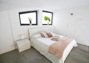 - une chambre blanche avec un lit et 2 fenêtres dans l'établissement Design Central Apartment, à Bergame