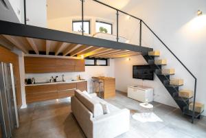 - un salon avec un canapé et un escalier dans l'établissement Design Central Apartment, à Bergame