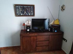 a tv on top of a wooden dresser with a television on it at Appartement Miradorgolf in Cabo Negro