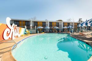 una gran piscina frente a un hotel en Rambler Motel en Chula Vista