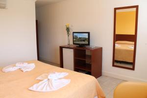 En TV eller et underholdningssystem på Brisas del Lago Apart y Hotel