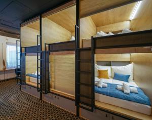 Tempat tidur dalam kamar di CHORS like a hotel - 1st World NFT Block & Art Capsule Hostel MetaCHORS