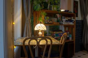 a table with two chairs and a lamp on it at Auberge jeunesse Rose des Vents in Sainte-Rose-du-Nord