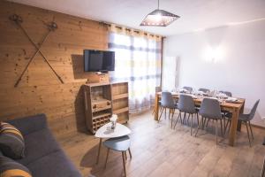 TV a/nebo společenská místnost v ubytování Résidence Orazur - Appartement de Charme - 2 chambres - Poêle à bois - 2 balcons - Jardin - Parking - Internet - Linge et Ménage en options payantes