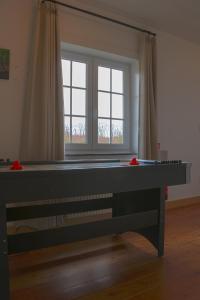 Biliár nebo kulečník v ubytování Vakantiewoning Heidebos in het Nationaal Park Hoge Kempen