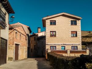 Viñaspre的住宿－CASA DEL HUEVO, 8 a 16 pers, RIOJA ALAVESA, a 15km de Logroño y Laguardia，意大利小镇一座古老建筑中的一条小巷