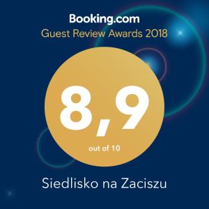 a sign that reads guest review awards with a yellow circle at Siedlisko na Zaciszu domek in Kąty Rybackie