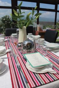 een tafel met borden en keukengerei op een gestreepte tafeldoek bij Cairnview Bed and Breakfast in Larne