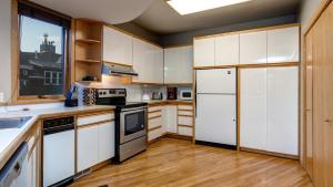 Empire Ski Chalet Home tesisinde mutfak veya mini mutfak
