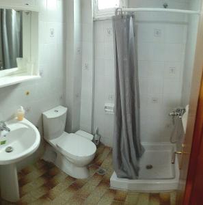 Koupelna v ubytování Hause Zorbas + 37 fotografií