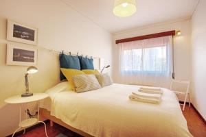 アヴェイロにあるSailing Apartment Aveiroのベッドルーム(大きな白いベッド1台、窓付)