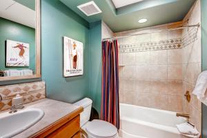 łazienka z umywalką, toaletą i prysznicem w obiekcie 5Br 5Ba Condo, Ski In Out In Arrowhead With Holidays Open! Condo w mieście Edwards +14 zdjęć