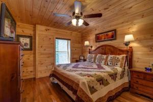 1 dormitorio con 1 cama y ventilador de techo en Grand View Lodge House Home, en Pigeon Forge