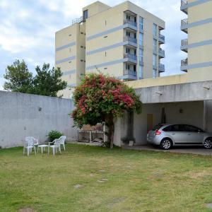 ein Auto, das auf einem Hof vor einem Gebäude geparkt ist in der Unterkunft Vía Lavalle Suites in San Luis