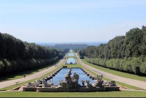 fontanna z posągami w środku rzeki w obiekcie B&B la reggia w mieście Caserta