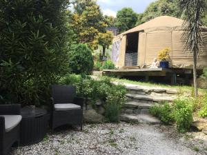 Aed väljaspool majutusasutust Ngahere Hou Glamping