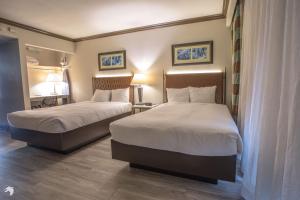 een hotelkamer met 2 bedden in een kamer bij Vanllee Hotel in Covina